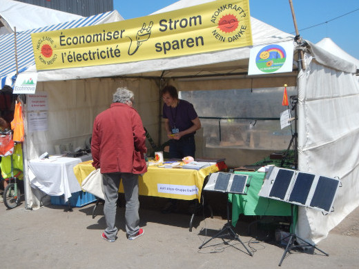 Infostand auf der Foire ÉcoBio - Foto: Anti-Atom-Gruppe Freiburg - Creative-Commons-Lizenz Namensnennung Nicht-Kommerziell 3.0