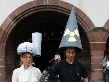 Alptraumhochzeit zwischen AKW und Atombombe - Grafik: Anti-Atom-Gruppe Freiburg - Creative-Commons-Lizenz Namensnennung Nicht-Kommerziell 3.0