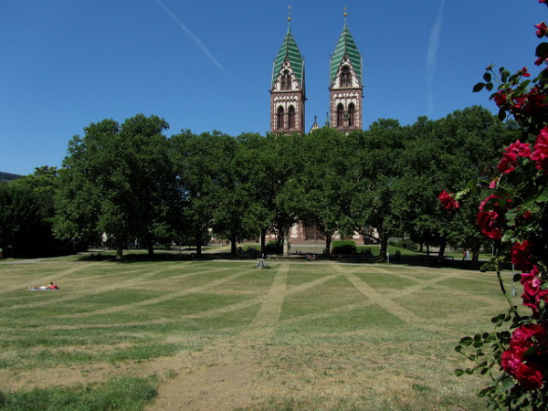 Stühlinger Kirchplatz - Foto: Axel Mayer, 2011 - Creative-Commons-Lizenz Namensnennung Nicht-Kommerziell 3.0