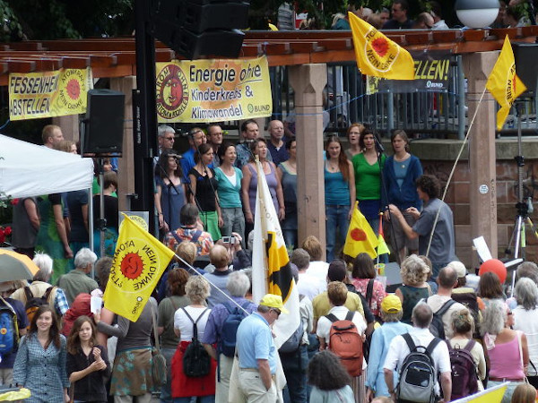 Kundgebung am 28. Mai 2011 auf dem Stühlinger Kirchplatz - Foto: Axel Mayer - Creative-Commons-Lizenz Namensnennung Nicht-Kommerziell 3.0