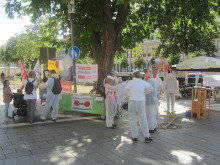 Infostand zum Hiroshima-Jahrestag, 5.08.23 - Foto: Anti-Atom-Gruppe Freiburg - Creative-Commons-Lizenz Namensnennung Nicht-Kommerziell 3.0