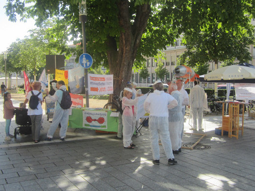 Infostand zum Hiroshima-Jahrestag, 5.08.23 - Foto: Anti-Atom-Gruppe Freiburg - Creative-Commons-Lizenz Namensnennung Nicht-Kommerziell 3.0