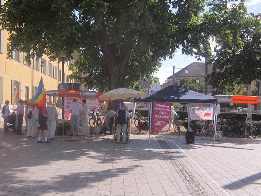 Infostand zum Hiroshima-Jahrestag, 5.08.23 - Foto: Anti-Atom-Gruppe Freiburg - Creative-Commons-Lizenz Namensnennung Nicht-Kommerziell 3.0