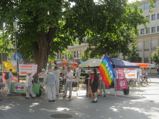 Infostand zum Hiroshima-Jahrestag, 5.08.23 - Foto: Anti-Atom-Gruppe Freiburg - Creative-Commons-Lizenz Namensnennung Nicht-Kommerziell 3.0