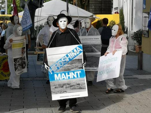 Infostand zum Hiroshima-Jahrestag, 5.08.23 - Foto: Anti-Atom-Gruppe Freiburg - Creative-Commons-Lizenz Namensnennung Nicht-Kommerziell 3.0