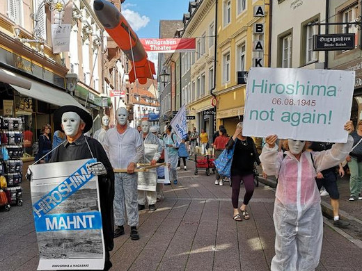 Infostand zum Hiroshima-Jahrestag, 5.08.23 - Foto: Anti-Atom-Gruppe Freiburg - Creative-Commons-Lizenz Namensnennung Nicht-Kommerziell 3.0