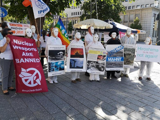 Infostand zum Hiroshima-Jahrestag, 5.08.23 - Foto: Anti-Atom-Gruppe Freiburg - Creative-Commons-Lizenz Namensnennung Nicht-Kommerziell 3.0