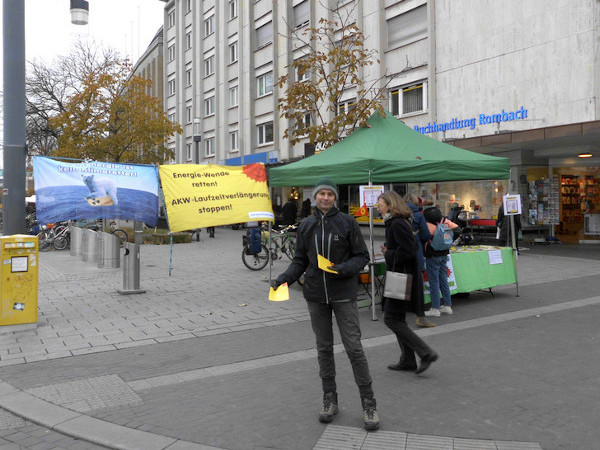 Infostand und Mahnwache gegen AKW-Laufzeitverlängerung - Foto: Klaus Schramm - Creative-Commons-Lizenz Namensnennung Nicht-Kommerziell 3.0