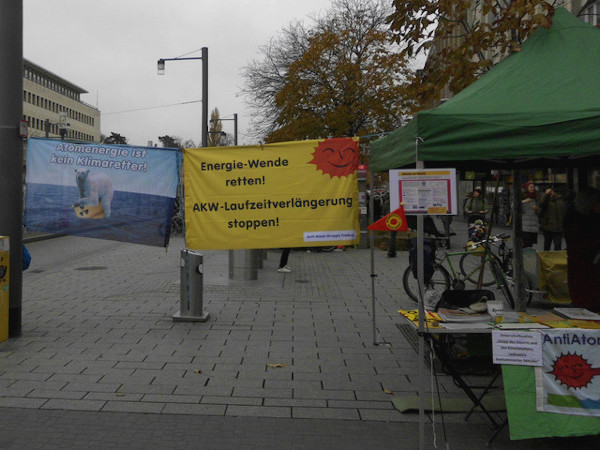 Infostand und Mahnwache gegen AKW-Laufzeitverlängerung - Foto: Klaus Schramm - Creative-Commons-Lizenz Namensnennung Nicht-Kommerziell 3.0