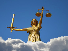 Justitia über den Wolken - Grafik: Samy - Creative-Commons-Lizenz Namensnennung Nicht-Kommerziell 3.0